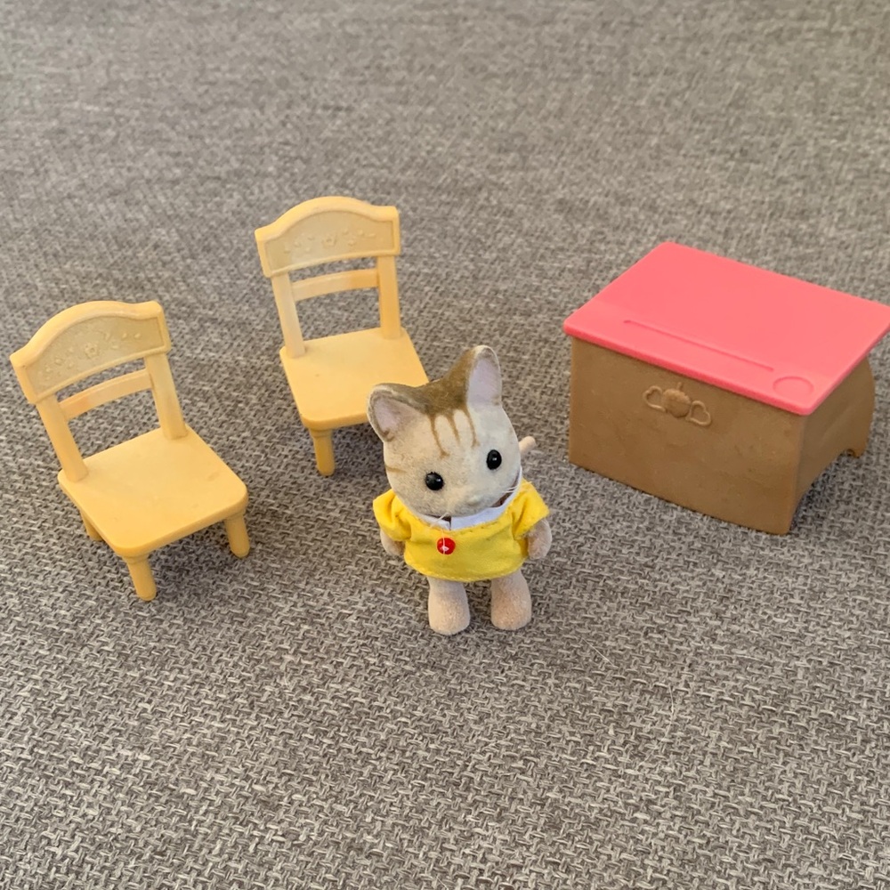 Li’l Woodzeez Woodland Schoolhouse Playset with Accessories - Picture 6 of 9